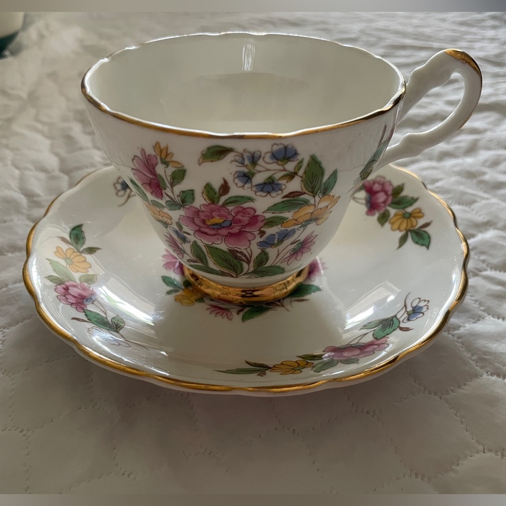 VINTAGE teacup & saucer•Royal Ardalt•Made In England Bone China 2094E